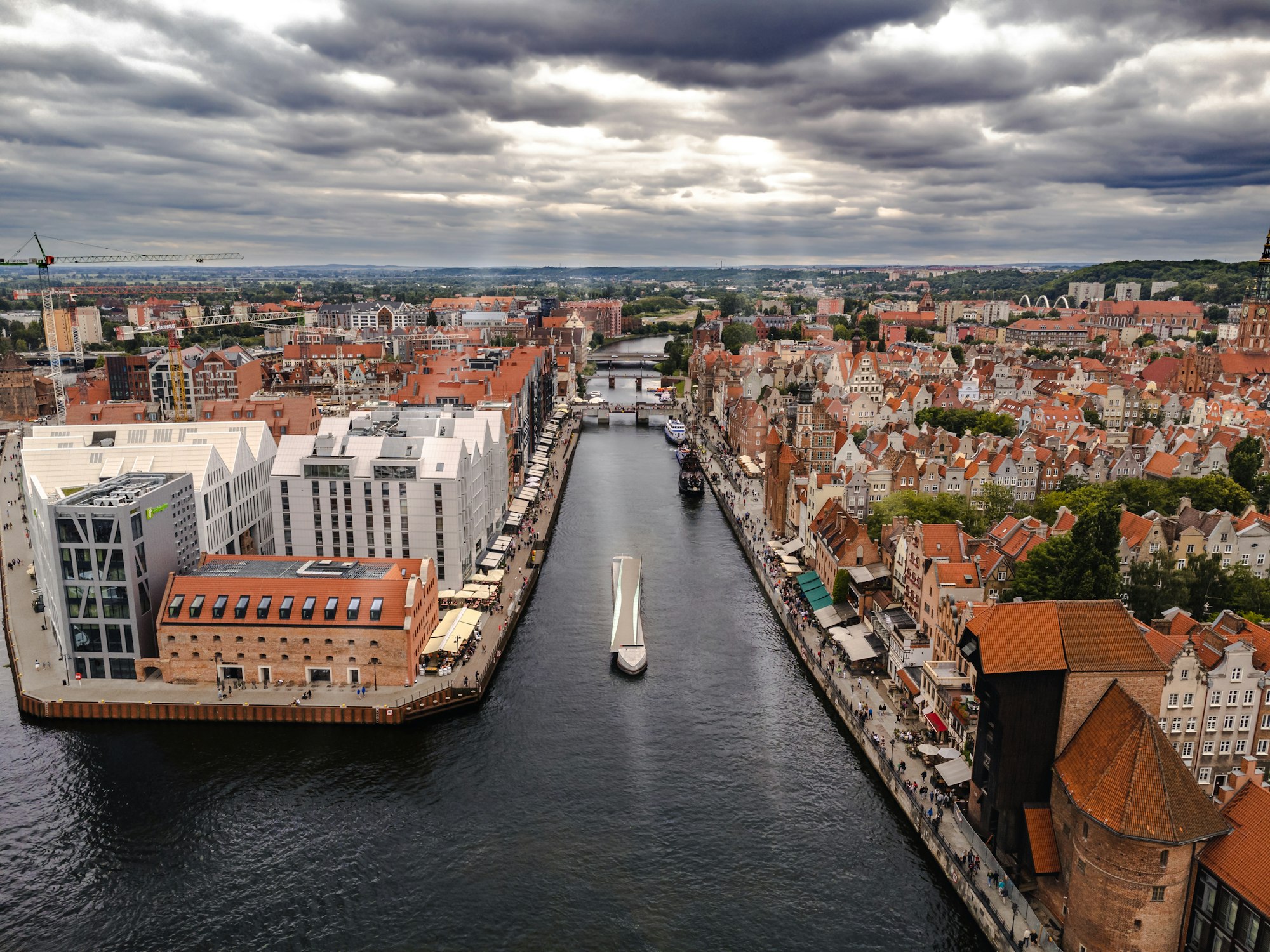 Gdańsk z lotu ptaka: rzeka, mosty i zabudowa mieszkaniowa