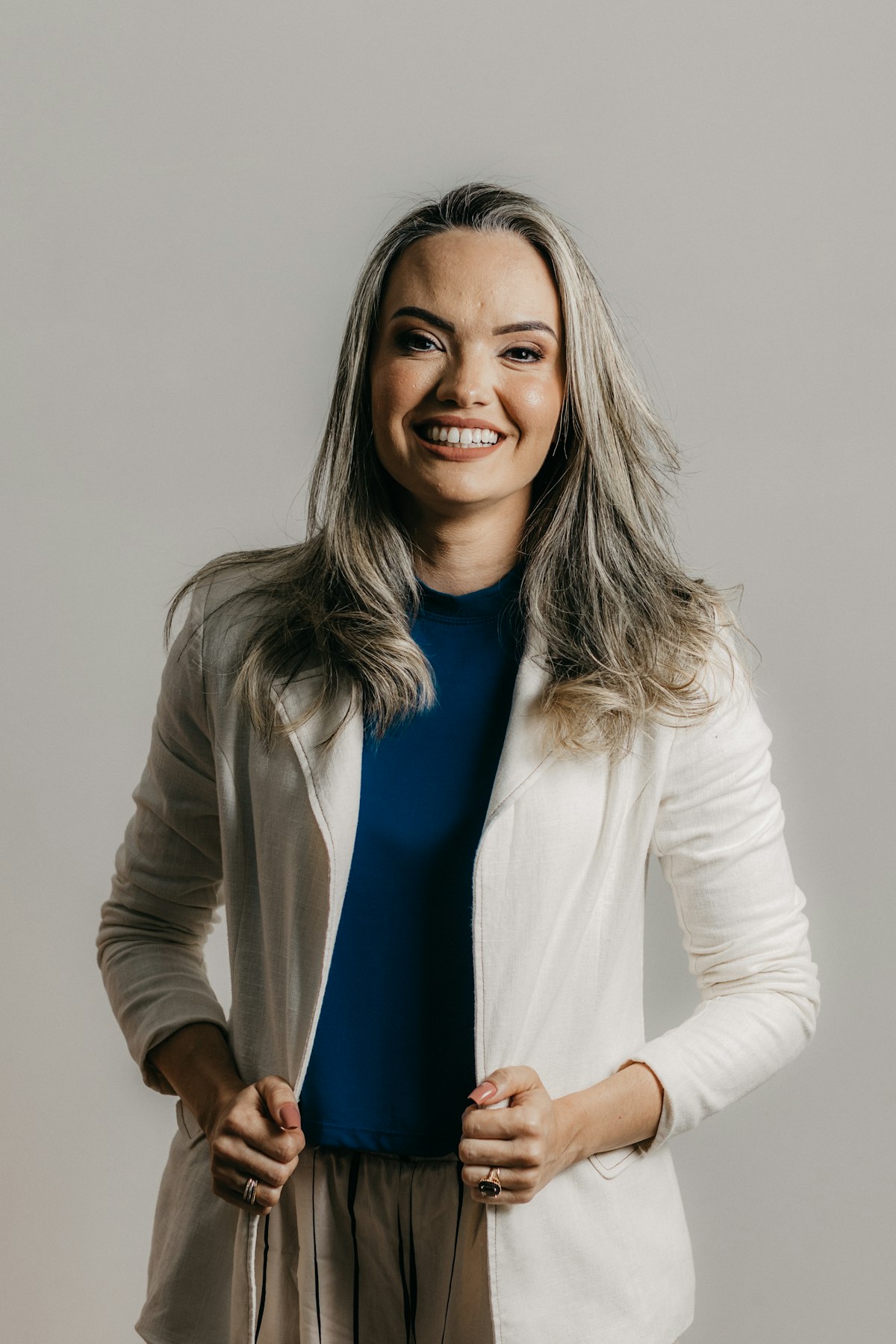 Radca prawny Ewa Marczak, portret na jasnym tle