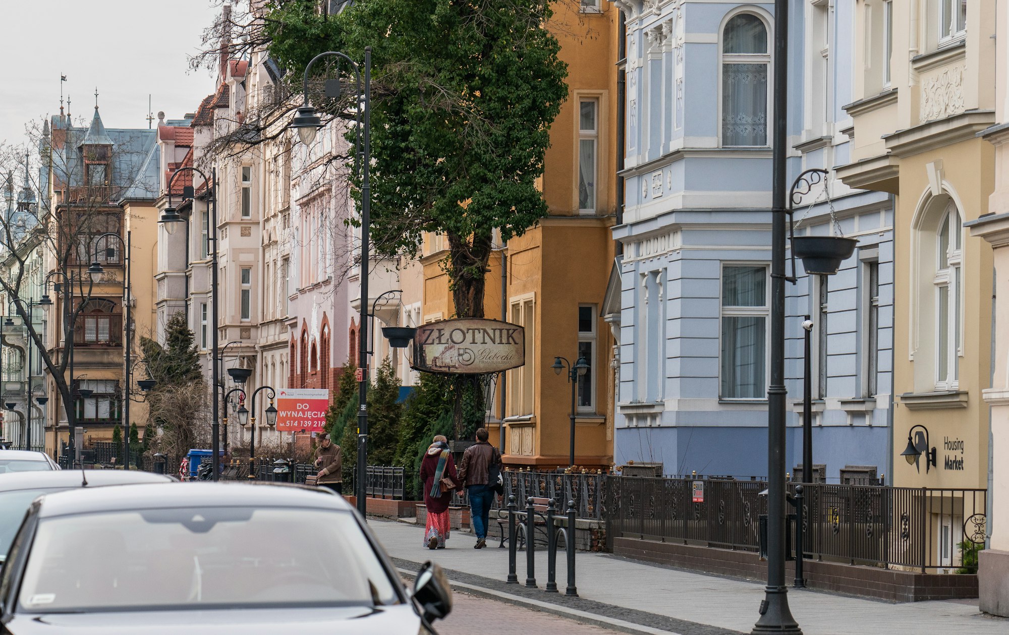 Ulica w centrum Bydgoszczy z kamienicami