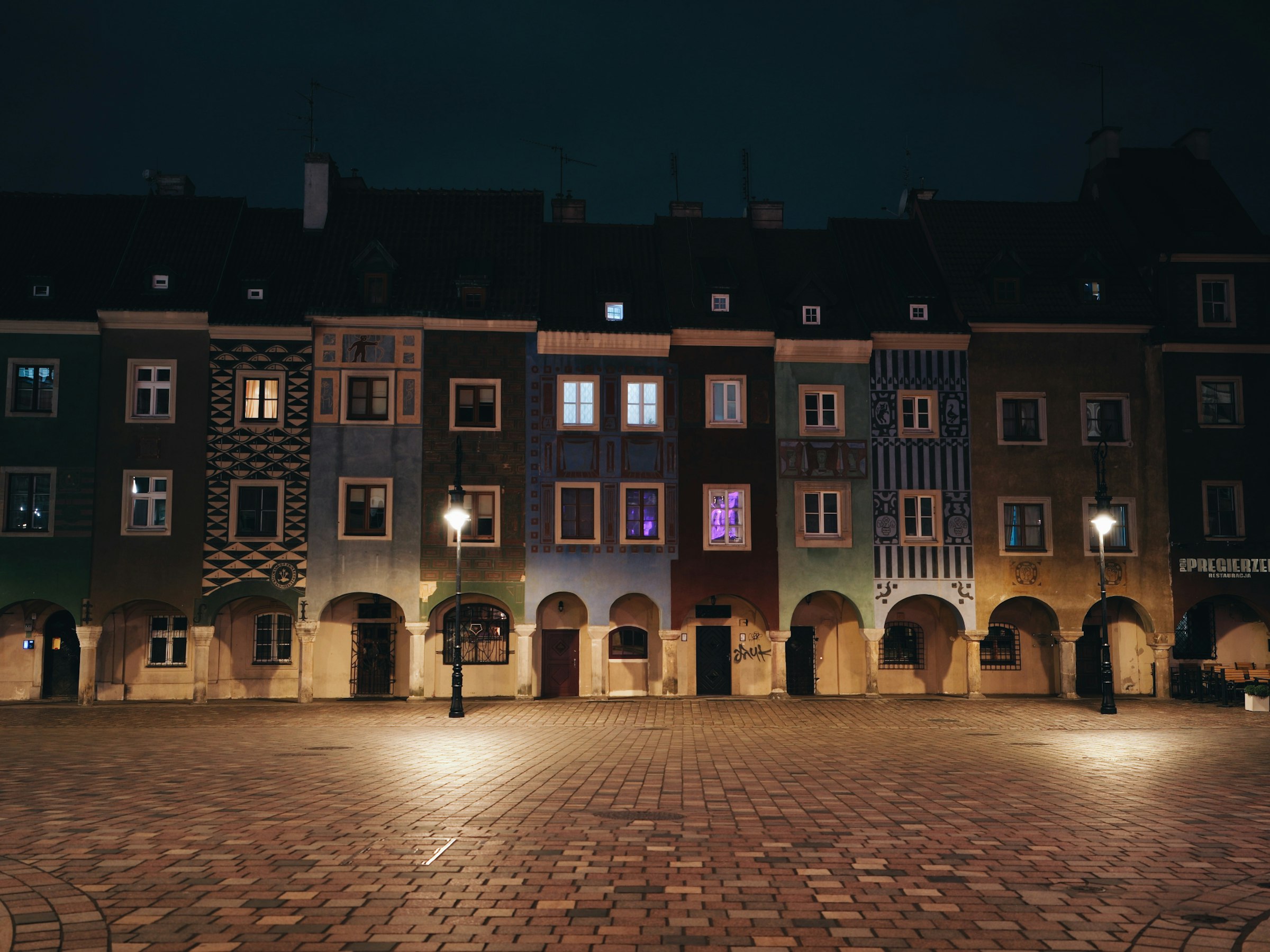 Domki budnicze na Starym Rynku w Poznaniu nocą